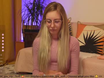 webcam girl girl_i_am live cam image #6412753
