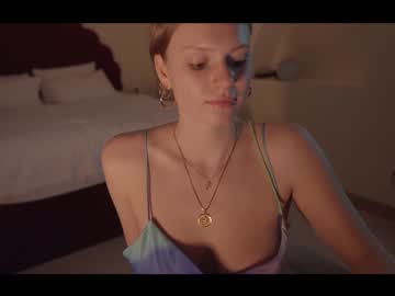 webcam girl chillwithkira live cam image #1638017