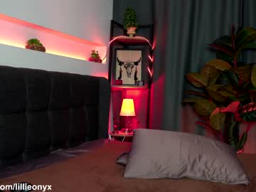 webcam girl lillieonyx live cam image #613179