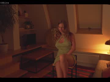 webcam girl chillwithkira live cam image #1825628