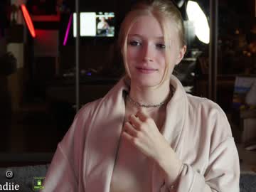 webcam girl bestblondiiecb live cam image #5939178