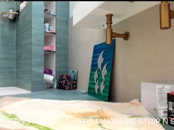 webcam girl lets_slip_and_slide live cam image #5216973